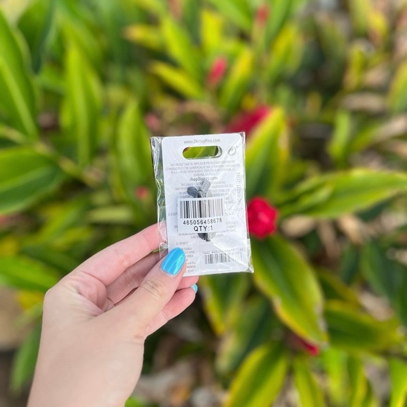 NWT Disney Mickey Holiday Christmas Wreath Pin - Picture 2 of 14